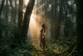 女子獨立於晨霧古林中，閉眼仰面，金色晨光穿透高樹灑落，發光粒子漂浮其周圍
