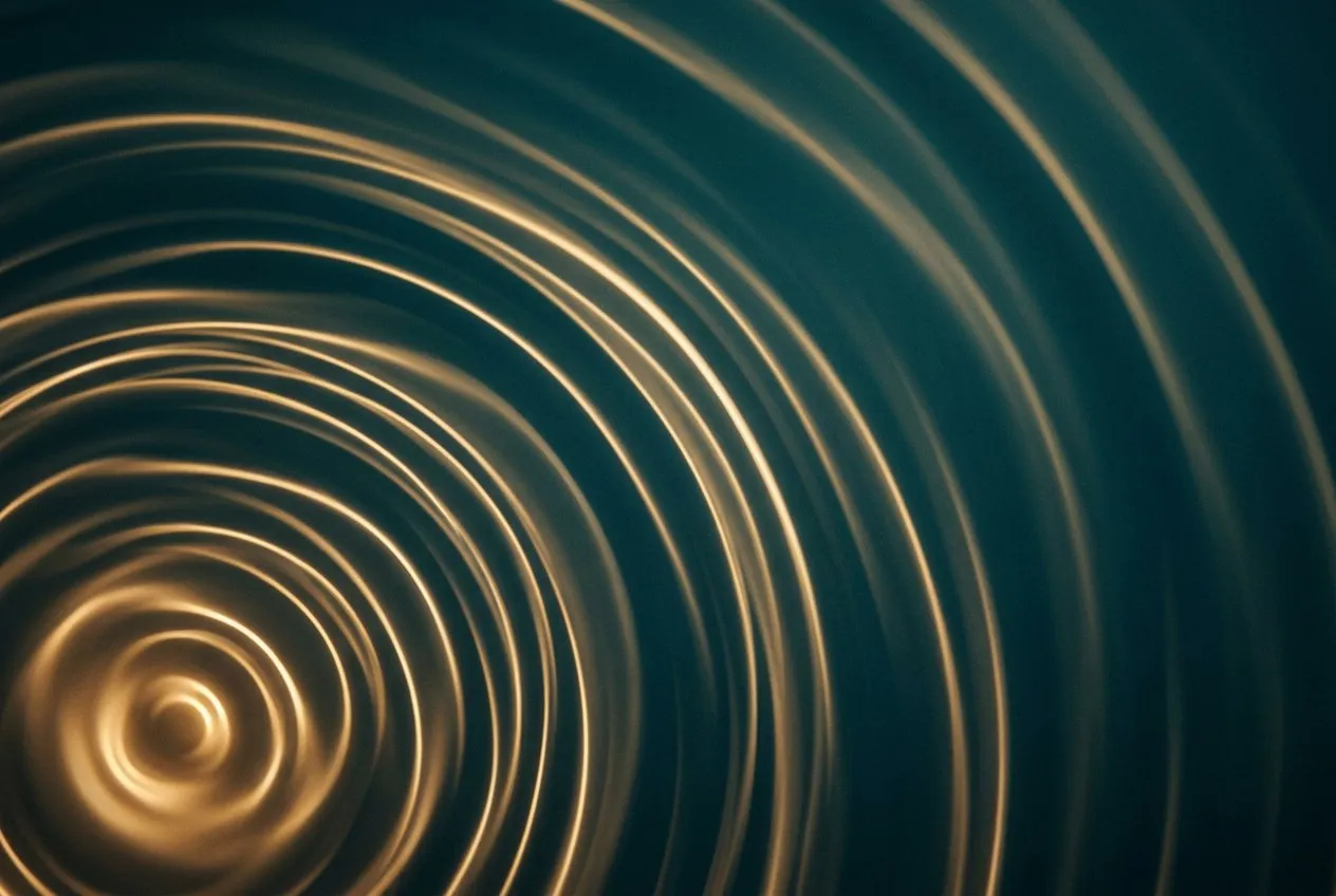 抽象聲波視覺化，溫暖金色弧線在深青色背景上由左下角向外擴散，線條明暗交錯形成層次，無文字標記