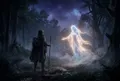 一個人站在黑暗森林邊緣，前方有發光的半透明人形守護靈引路，神秘靈性氛圍