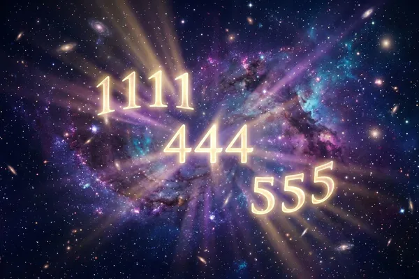 宇宙深空中漂浮著發光的天使數字 111 到 999，散發金紫色靈性光芒