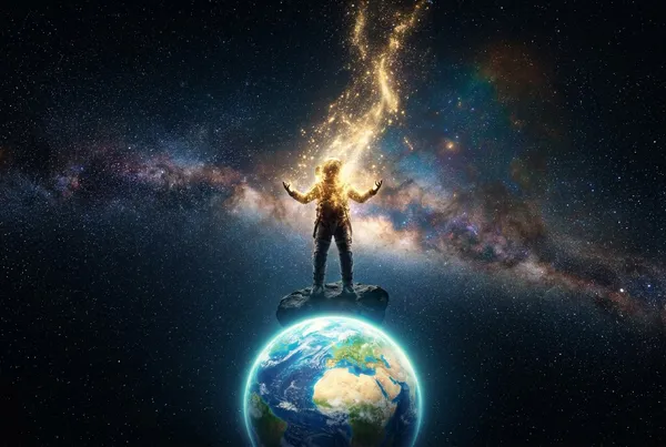 一個人站在宇宙深空中，身體向上溶解成光粒子，下方是藍綠色的地球，上方是金白光芒