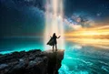 孤獨人影站在懸崖邊，俯瞰星空與發光大海交融，金白色光柱從天而降籠罩全身